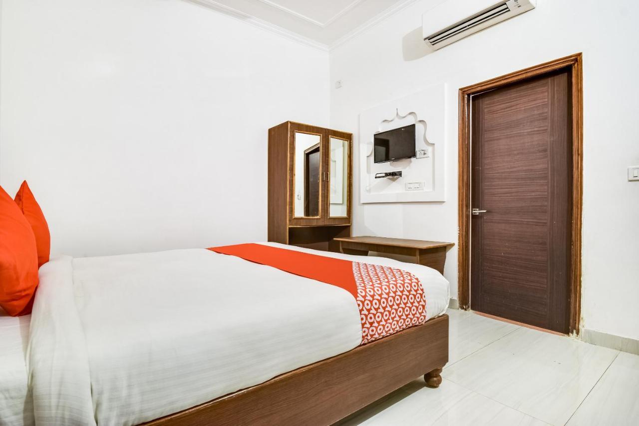 Capital O 23129 Chelsea Palace Hotel Khajuraho Ngoại thất bức ảnh