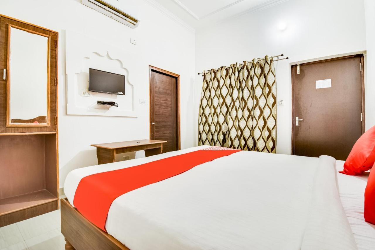 Capital O 23129 Chelsea Palace Hotel Khajuraho Ngoại thất bức ảnh