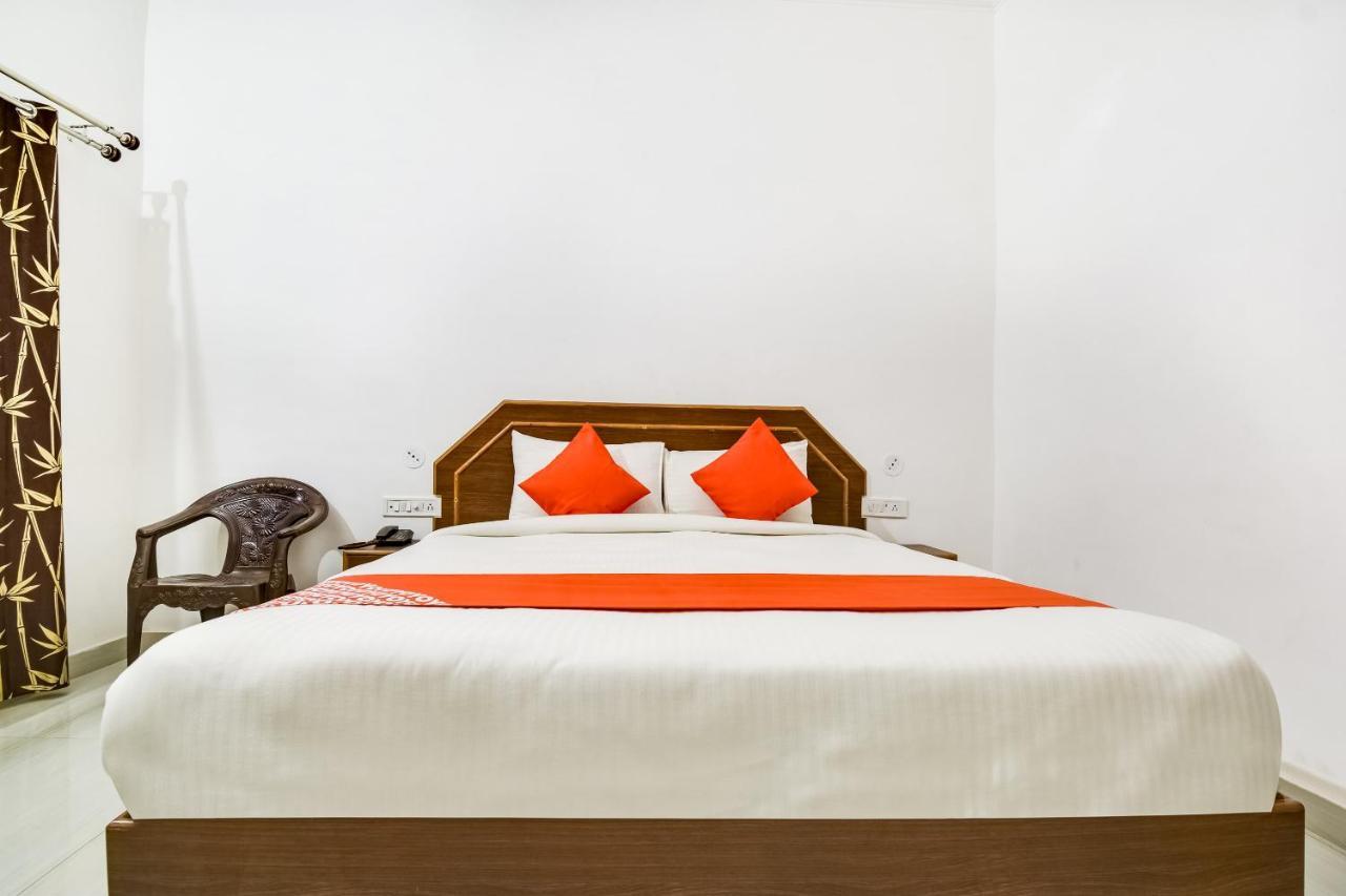 Capital O 23129 Chelsea Palace Hotel Khajuraho Ngoại thất bức ảnh