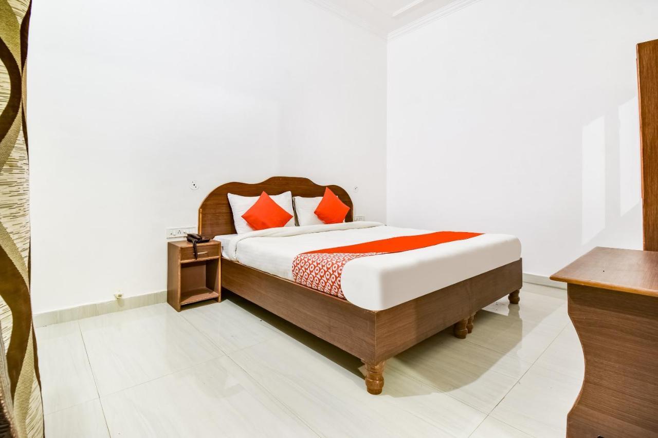 Capital O 23129 Chelsea Palace Hotel Khajuraho Ngoại thất bức ảnh