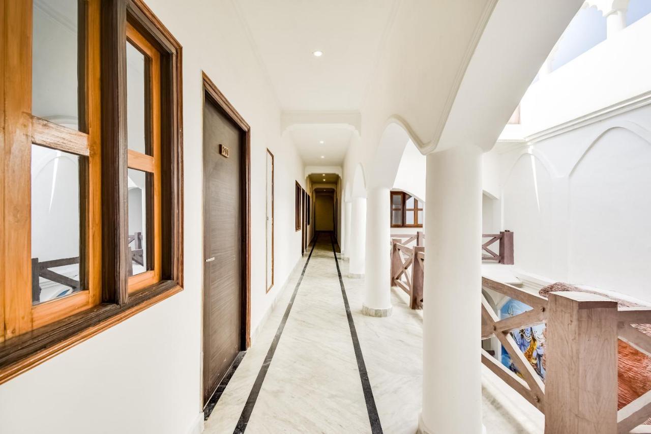Capital O 23129 Chelsea Palace Hotel Khajuraho Ngoại thất bức ảnh
