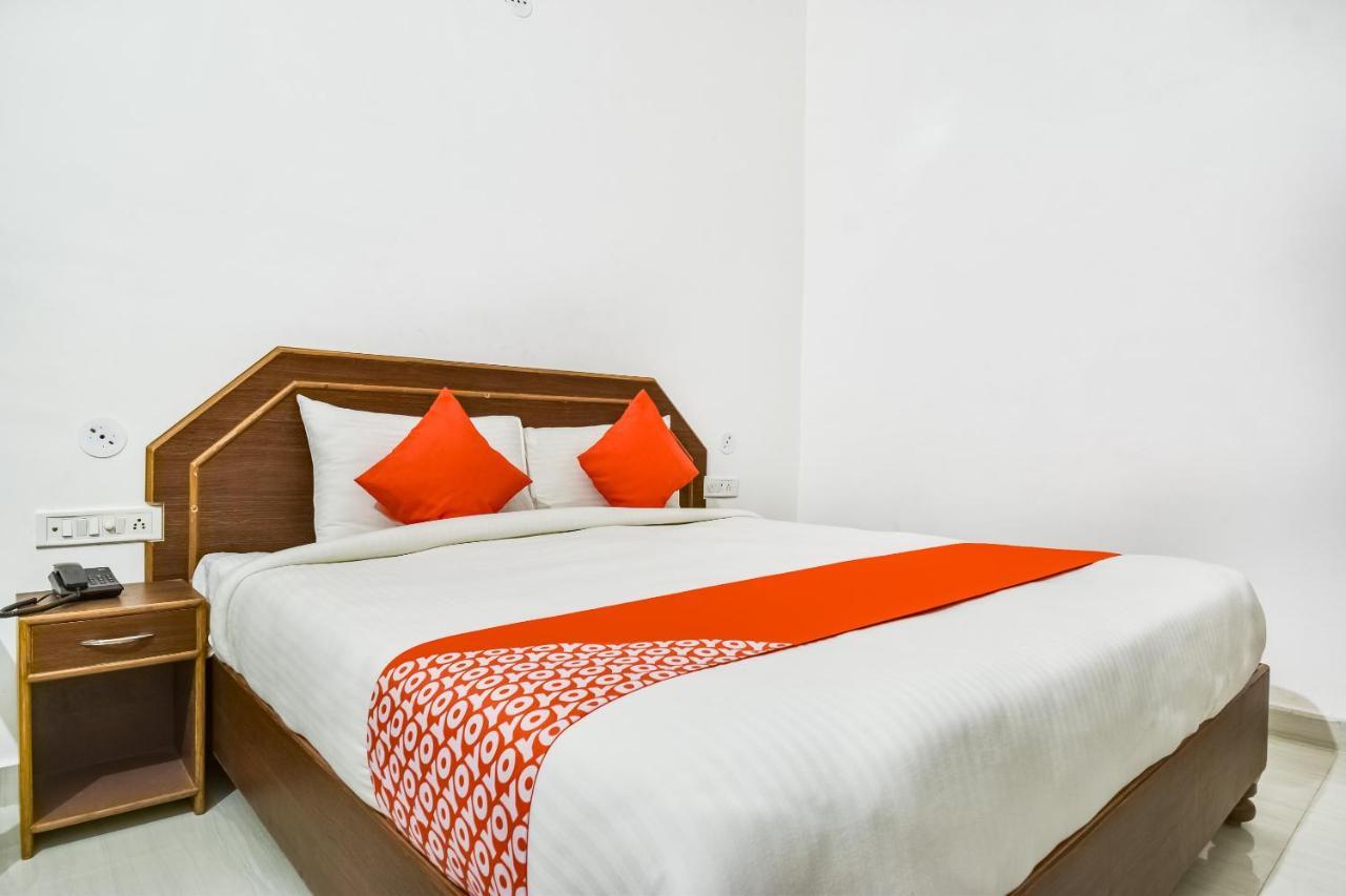 Capital O 23129 Chelsea Palace Hotel Khajuraho Ngoại thất bức ảnh